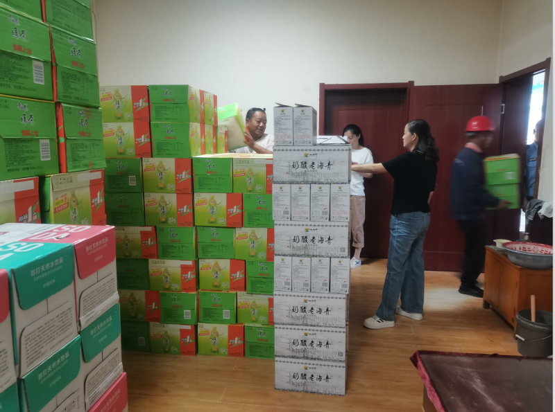 集团工会为配送公司一线职工送清冷