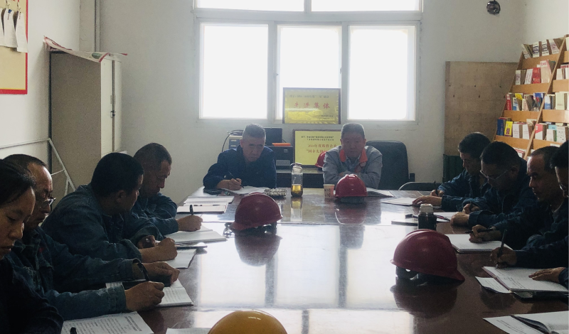 工投公司出产党支部召开进建贯彻习近平新时期 中国特色社会主义思想主题教育专题组织生涯会