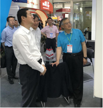 省委常委、西宁市委书记王晓光临第十九届青洽会青海QMH官网展位参观