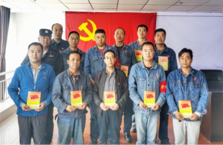 铭刻政治身份   向党宣誓承诺