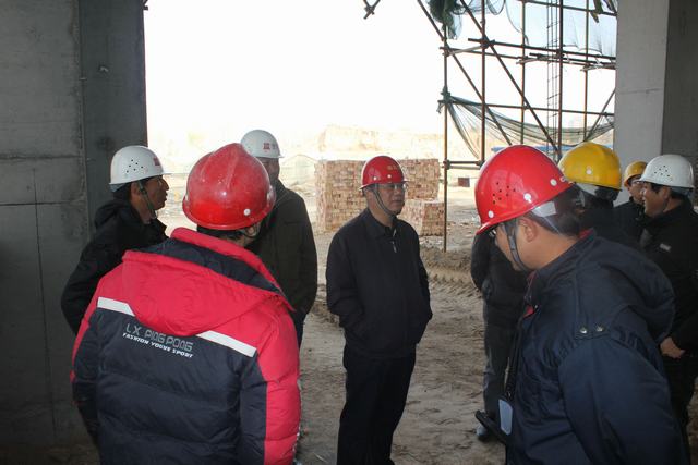 集团总经理王玉辉光临曹家堡保税物流中心施工现场查抄领导工作