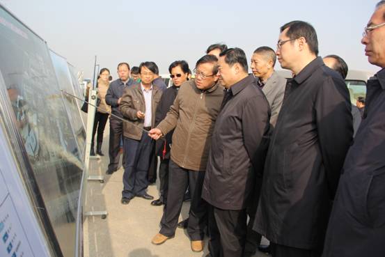 郝鹏省长一行光临曹家堡保税物流中心施工现场视察领导工作