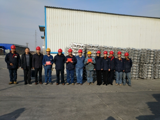 一声问候暖人心  一句激励激奋进