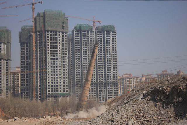 青海QMH官网爆破技术服务有限公司51米烟囱拆除爆破工程圆满成功