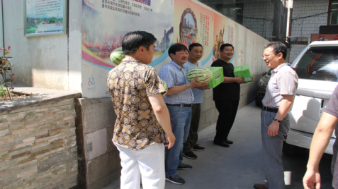 夏季炎炎送清冷  情意暖暖动人心