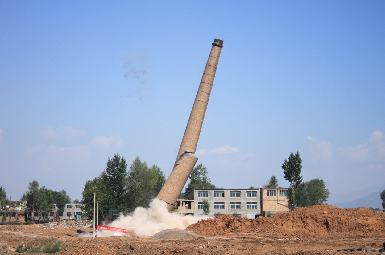 青海QMH官网爆破技术服务有限公司北川工业园区49米烟囱拆除爆破圆满成功